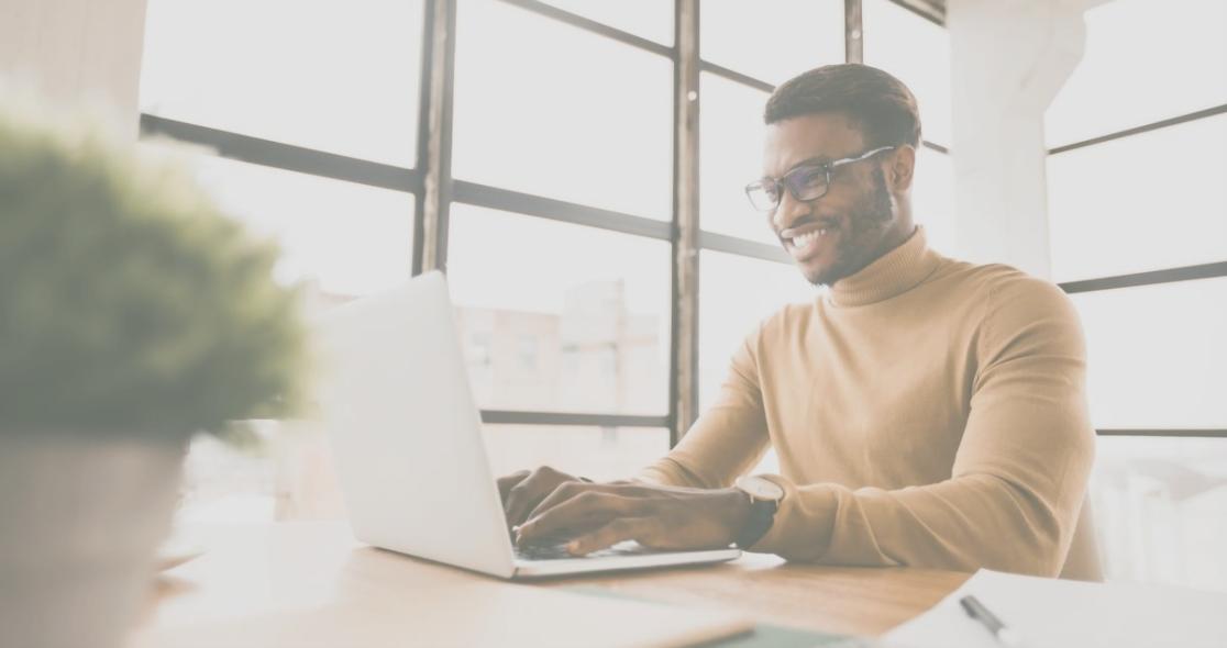 Internationale Studierende in einer modernen Lernumgebung
